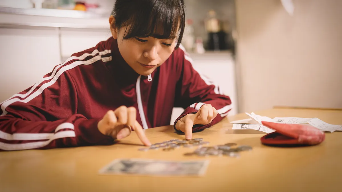 理財的本質其實是要降低生存風險,越沒有錢或資產的人,其風險是越高的。(圖/すしぱく@pakutaso) 理財的本質其實是要降低生存風險,越沒有錢或資產的人,其風險是越高的。(圖/すしぱく@pakutaso)