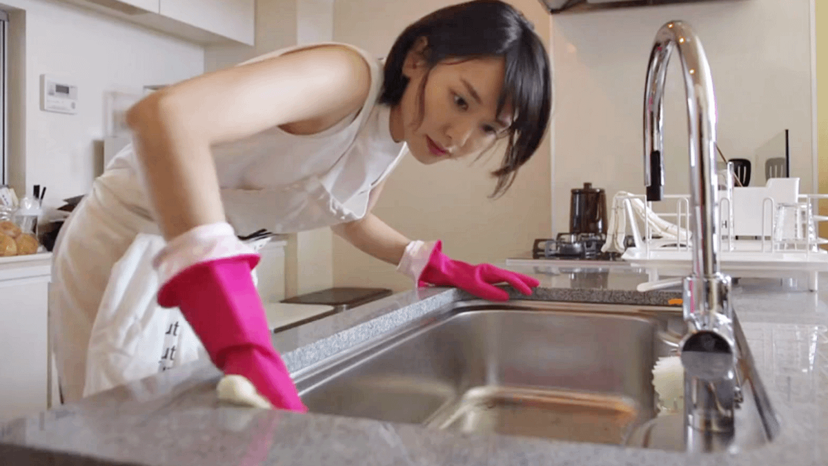 門診中常見因錯誤打掃姿勢導致受傷,包括像是以彎腰、駝背及聳肩姿勢進行打掃(示意圖非本人/翻攝自youtube) 門診中常見因錯誤打掃姿勢導致受傷,包括像是以彎腰、駝背及聳肩姿勢進行打掃(示意圖非本人/翻攝自youtube)