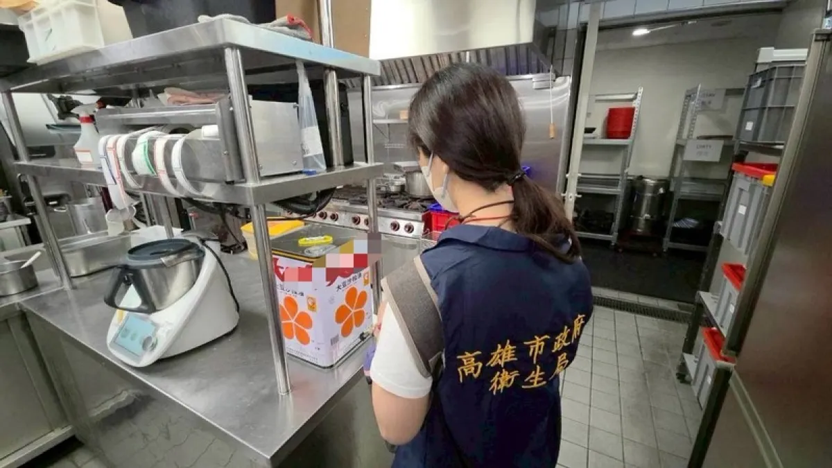 中聯油品致癌物超標衍生食安爭議,高雄市衛生局稽查美食街、餐飲店、市場夜市商圈等相關通路。(高雄市衛生局提供)