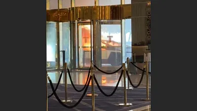 一輛特斯拉的Cybertruck在拉斯維加斯川普大樓入口處燃燒。(翻攝X)