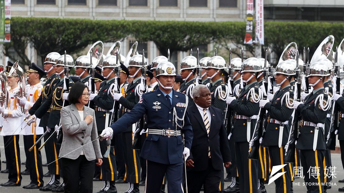 總統府21日上午在府前廣場舉行「軍禮歡迎索羅門群島總理何瑞朗伉儷」典禮,由總統蔡英文主持。(蘇仲泓攝) 總統府21日上午在府前廣場舉行「軍禮歡迎索羅門群島總理何瑞朗伉儷」典禮,由總統蔡英文主持。(蘇仲泓攝)