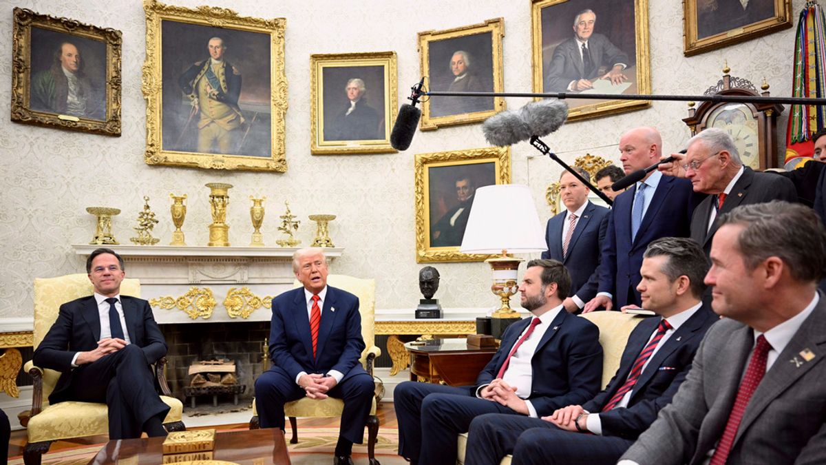 2025年3月13日。美國總統川普在華盛頓白宮與北約秘書長呂特會面。白宮國家安全顧問瓦爾茲、國防部長赫格塞斯和副總統范斯坐在一旁。(AP) 2025年3月13日。美國總統川普在華盛頓白宮與北約秘書長呂特會面。白宮國家安全顧問瓦爾茲、國防部長赫格塞斯和副總統范斯坐在一旁。(AP)