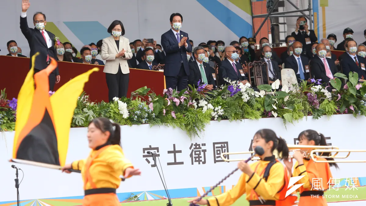 20221010-總統蔡英文、副總統賴清德10日出席中華民國111年國慶大會,觀看「橘色惡魔」的日本京都橘高校吹奏部演出。(顏麟宇攝)