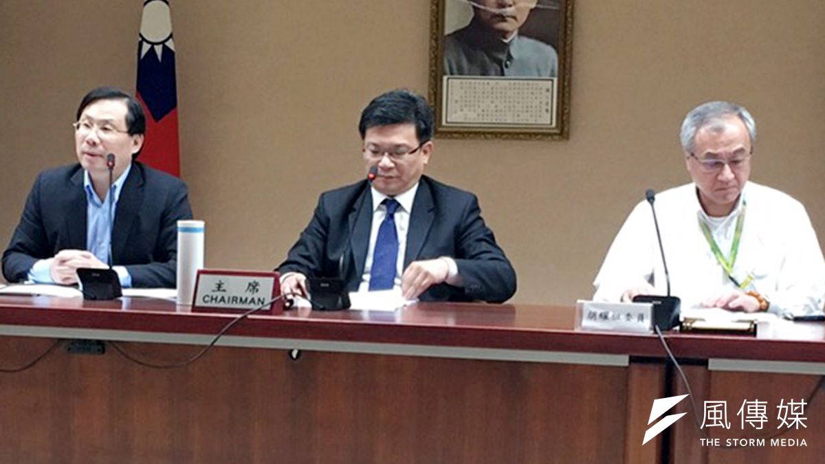 這一天,蔡政府從民眾口袋摸走千億轉贈企業!左起為能源局長林全能、經濟部次長曾文生、工研院綠能所長胡耀祖。(資料照片,尹俞歡攝) 這一天,蔡政府從民眾口袋摸走千億轉贈企業!左起為能源局長林全能、經濟部次長曾文生、工研院綠能所長胡耀祖。(資料照片,尹俞歡攝)