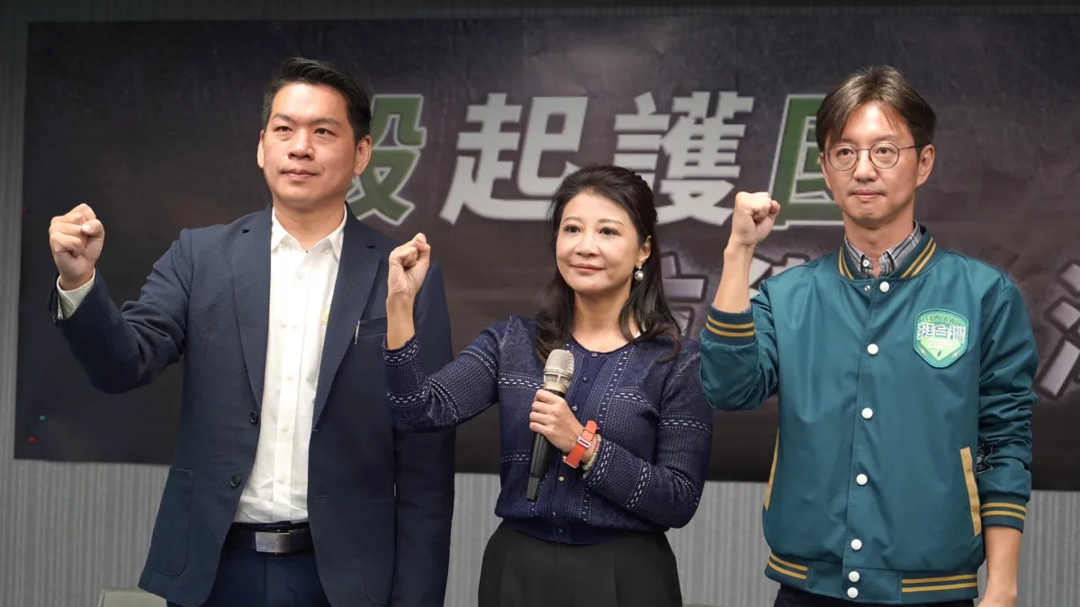 民進黨發言人林楚茵偕同高雄市立委參選人李柏毅、台中市立委參選人江肇國召開記者會,組成「毅起護國」連線對抗戰鬥藍。(圖/李國毅競總提供)