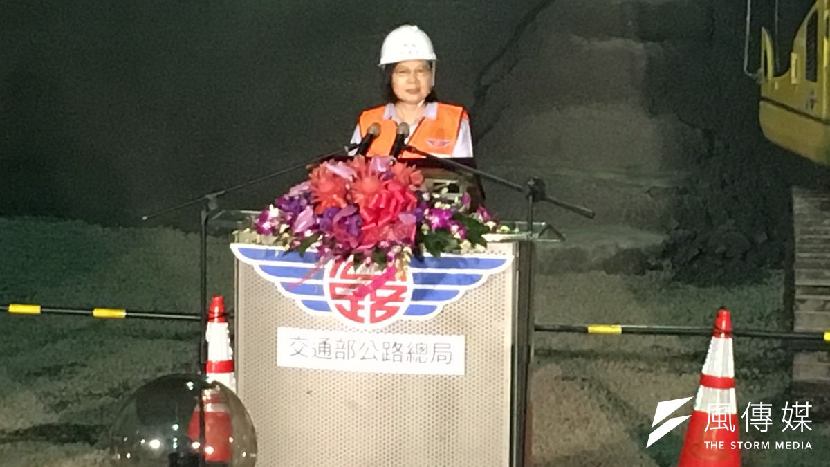 蔡英文總統今(18)出席台9線南迴公路改善計畫「草埔隧道」全線貫通典禮。(周思宇攝) 蔡英文總統今(18)出席台9線南迴公路改善計畫「草埔隧道」全線貫通典禮。(周思宇攝)