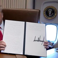 エアフォースワンで記者団に発言するトランプ大統領。(AP通信) エアフォースワンで記者団に発言するトランプ大統領。(AP通信)