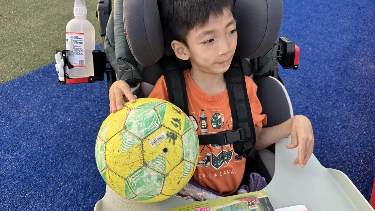 罹患重度腦麻的12歲祐哥凌晨去世,管碧玲在臉書貼文說:「祐哥拋下明日之約,離開我們了!」。(圖/翻攝管碧玲臉書)