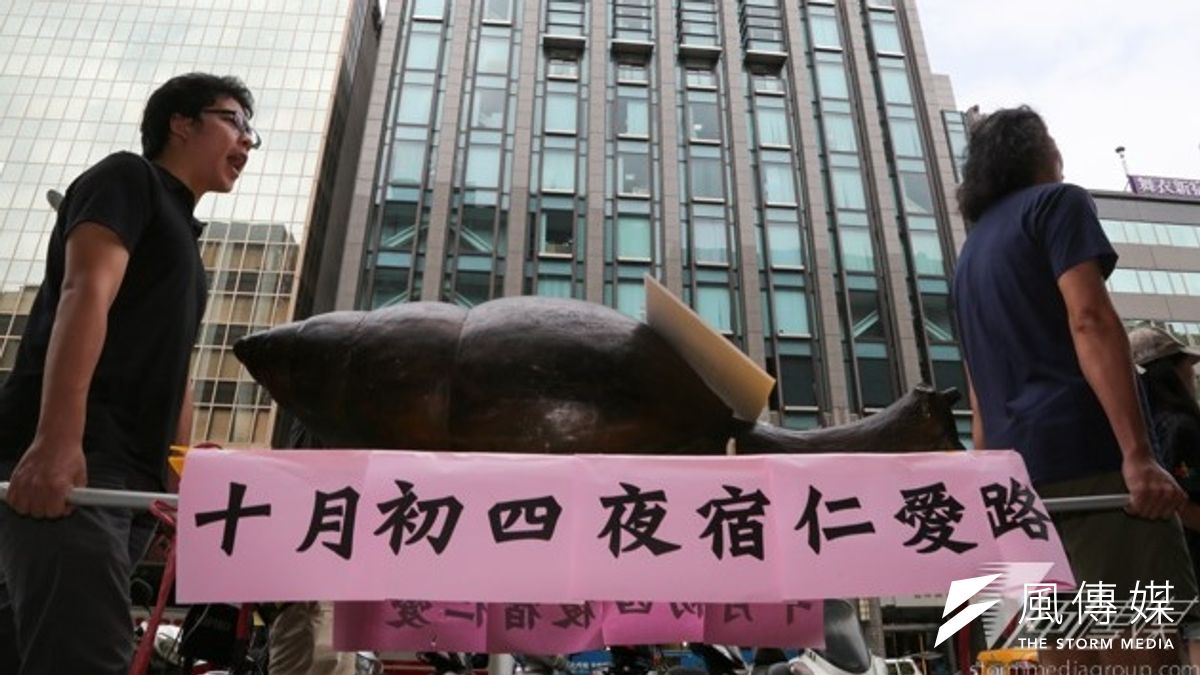 「巢運」將於4日夜宿仁愛路,1日巢運由松江南京路口出發,恭請25年前無殼蝸牛運動的吉祥物「蝸牛神」出巡。(余志偉攝) 「巢運」將於4日夜宿仁愛路,1日巢運由松江南京路口出發,恭請25年前無殼蝸牛運動的吉祥物「蝸牛神」出巡。(余志偉攝)