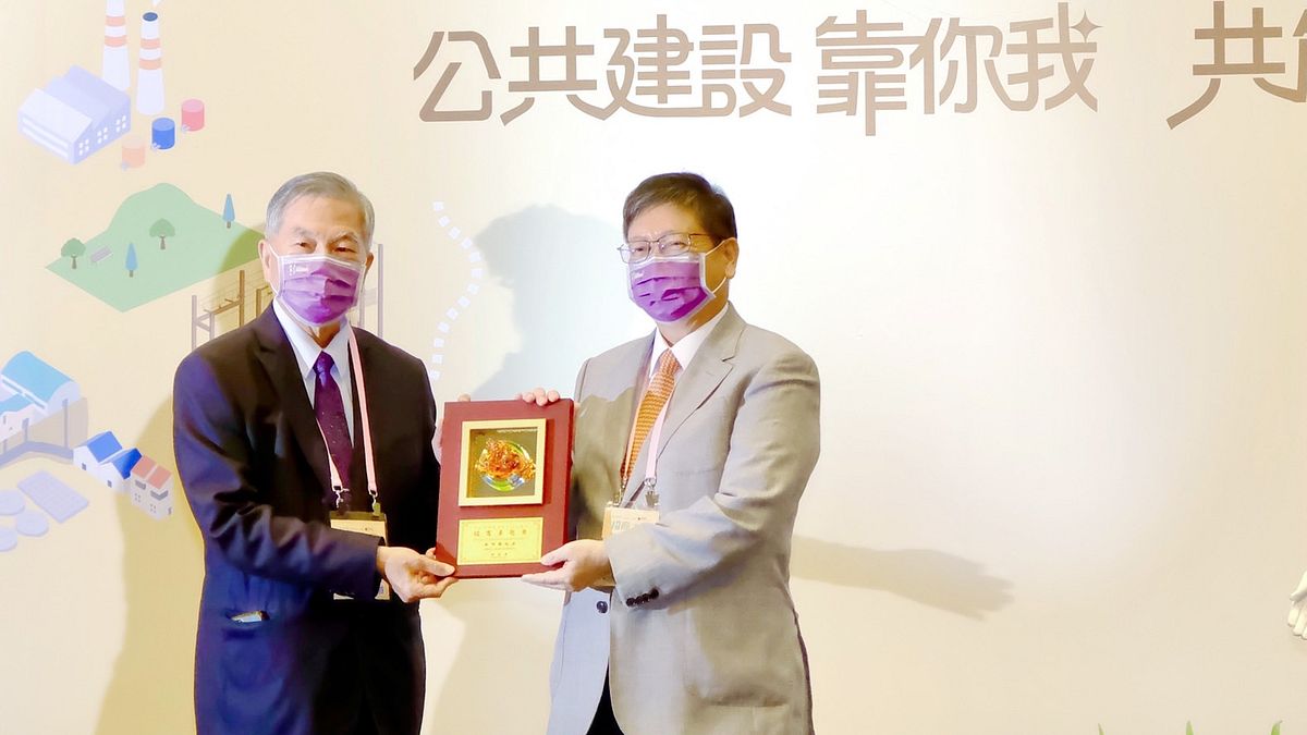 新竹縣連續4年榮獲財政部非六都組「招商卓越獎」,今日行政院副院長沈榮津(左)頒發獎項給縣長楊文科(右)(圖/新竹縣政府提供) 新竹縣連續4年榮獲財政部非六都組「招商卓越獎」,今日行政院副院長沈榮津(左)頒發獎項給縣長楊文科(右)(圖/新竹縣政府提供)