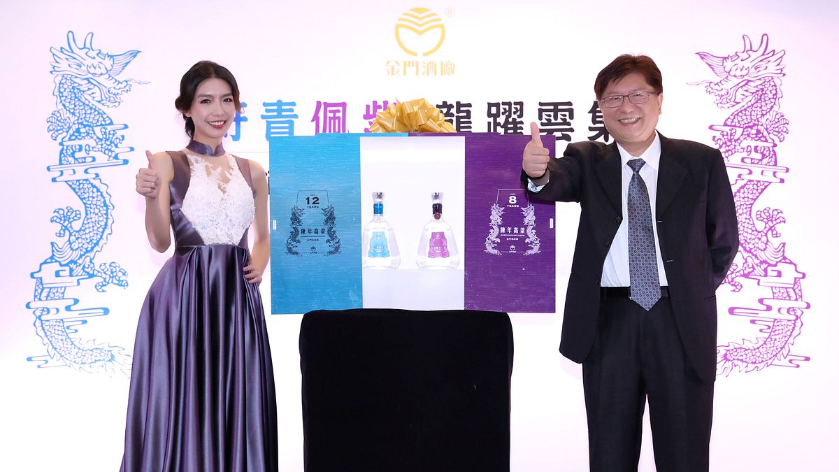 金門酒廠年份系列高粱酒上市儀式名模王尹平(左)、金門酒廠董事長張鳴仁(右)共同站台造勢。(圖/陳又嘉攝) 金門酒廠年份系列高粱酒上市儀式名模王尹平(左)、金門酒廠董事長張鳴仁(右)共同站台造勢。(圖/陳又嘉攝)