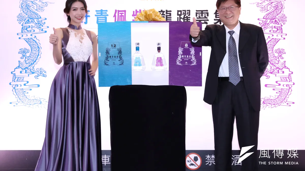 金門酒廠年份系列高粱酒上市儀式名模王尹平(左)、金門酒廠董事長張鳴仁(右)共同站台造勢。(圖/陳又嘉攝)