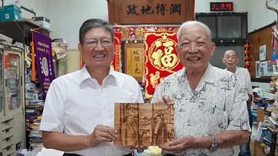 新竹縣長楊文科拜訪93歲地方文史工作者彭學堯。(圖/新竹縣政府提供)