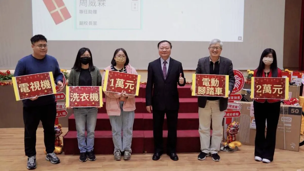 高師大校長王政彥(中)舉辦「歲末迎春聯歡會」,現場洋溢濃濃年味與歡樂氣息,在祝福與笑聲中辭舊迎新。(圖/高師大提供)