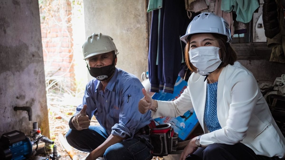 屏東縣長周春米至工地現場,探班致謝百工師傅及關懷案家。(圖/屏東縣長勞青處提供) 屏東縣長周春米至工地現場,探班致謝百工師傅及關懷案家。(圖/屏東縣長勞青處提供)