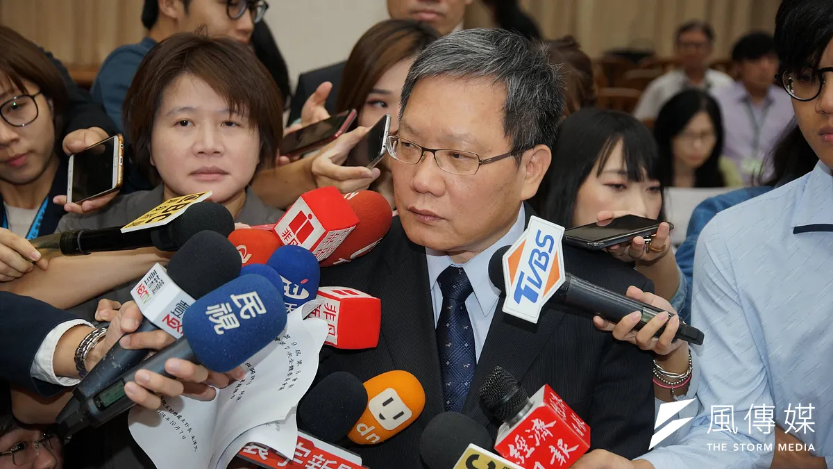 財政部長蘇建榮7日於財政委員會備詢,會前接受聯訪。(盧逸峰攝)