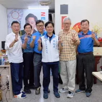 三位重量級藍軍前輩接力前往競總加油打氣,包括競總主委、前高師大校長吳連賞、前立委林壽山及前高雄市副市長洪東煒,為黃裕庭的選戰布局注入強心針。(圖/黃裕庭競總提供) 三位重量級藍軍前輩接力前往競總加油打氣,包括競總主委、前高師大校長吳連賞、前立委林壽山及前高雄市副市長洪東煒,為黃裕庭的選戰布局注入強心針。(圖/黃裕庭競總提供)