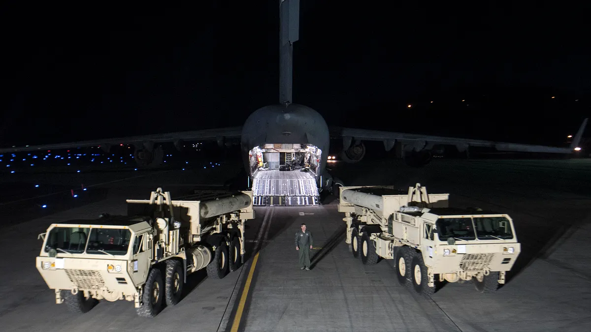 美軍薩德(THAAD)飛彈防禦系統第一批裝備7日進駐南韓(AP)