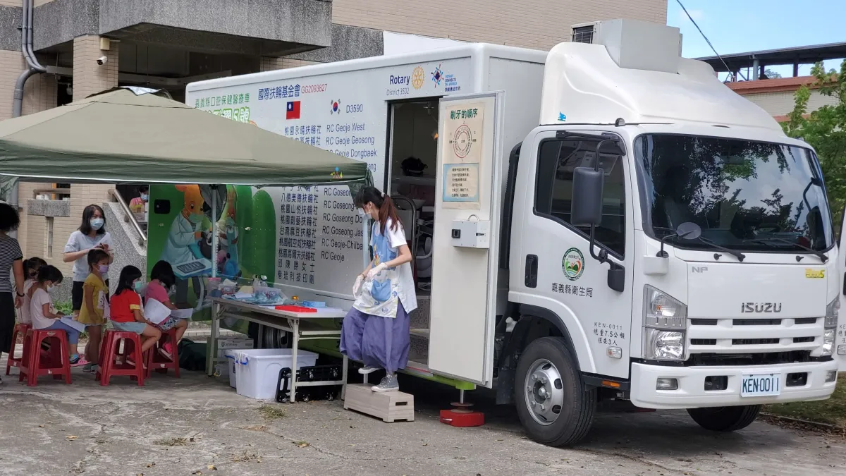 嘉義縣口腔保健醫療專車9月份重新啟動,加碼服務2處偏鄉。(圖/嘉義縣衛生局提供)