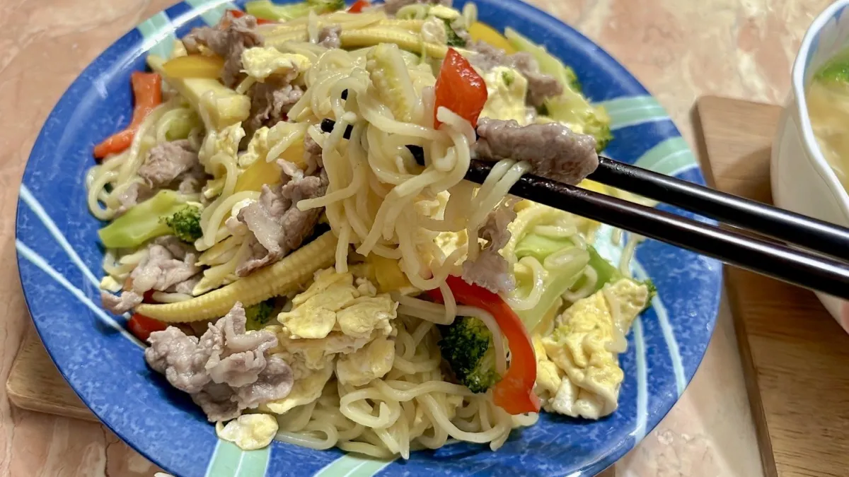 網友PO網分享,媽媽的神料理,把湯麵變炒麵。(圖/翻攝自我愛全聯-好物老實説臉書)