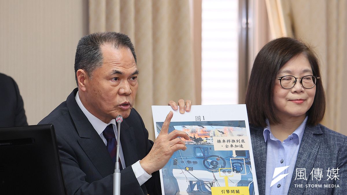 海巡署長周美伍(左)與海委會主委管碧玲(右)於內政委員會針對「金門撞船案:翻船執法過程及後續處理」專題報告備詢。(顏麟宇攝) 海巡署長周美伍(左)與海委會主委管碧玲(右)於內政委員會針對「金門撞船案:翻船執法過程及後續處理」專題報告備詢。(顏麟宇攝)