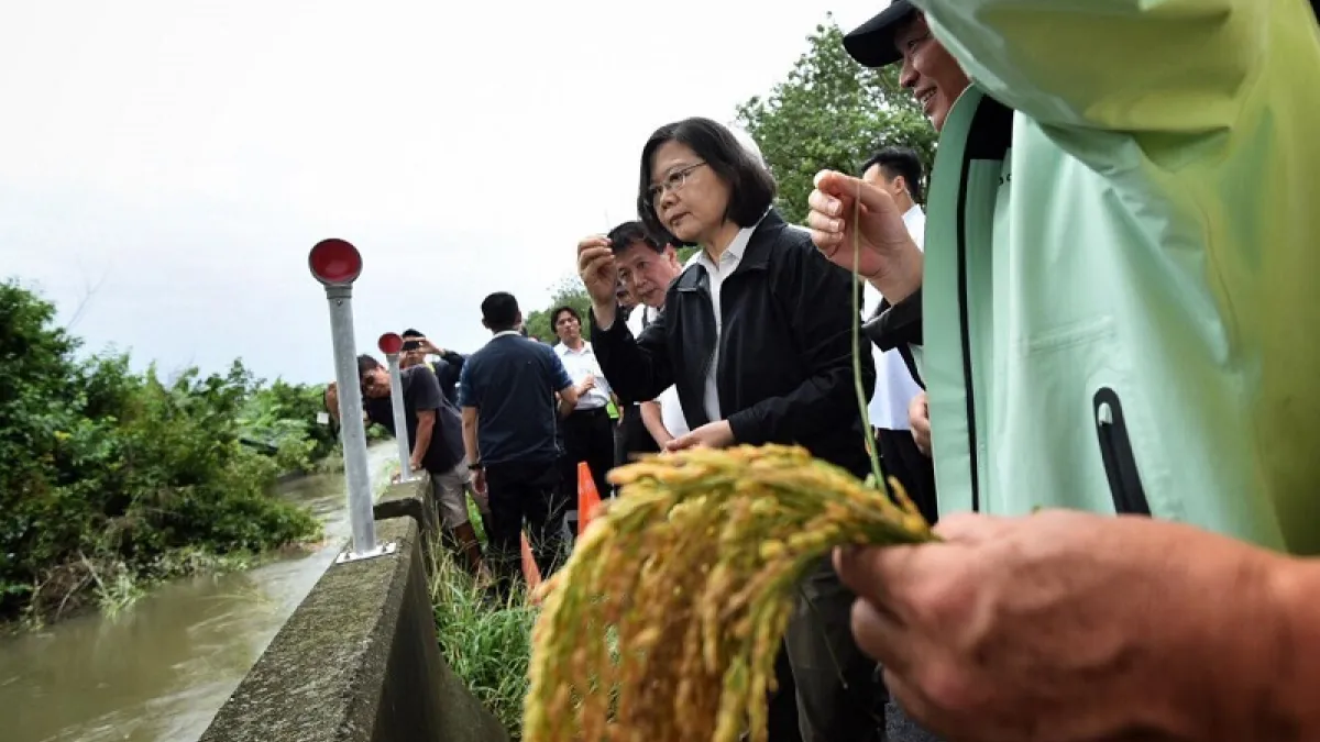 六二暴雨釀災後,蔡英文總統於 4日南下雲嘉視察。(取自蔡英文臉書)