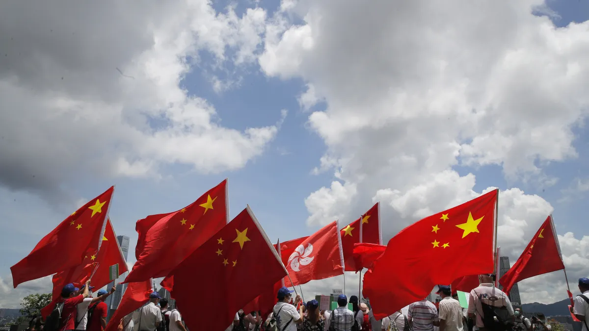 香港國安法:中國五星旗與香港紫荊花旗(AP)