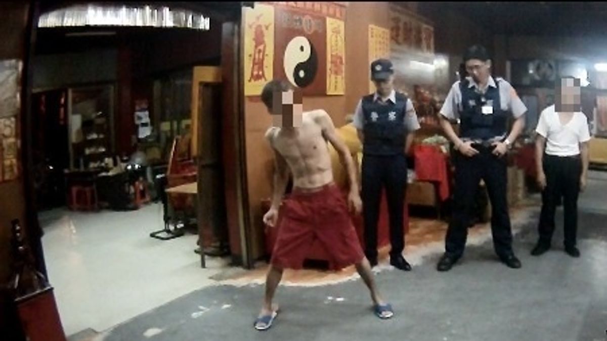 男欲跳樓稱「要去當關公兒子」 警及時安撫協助送醫 男欲跳樓稱「要去當關公兒子」 警及時安撫協助送醫