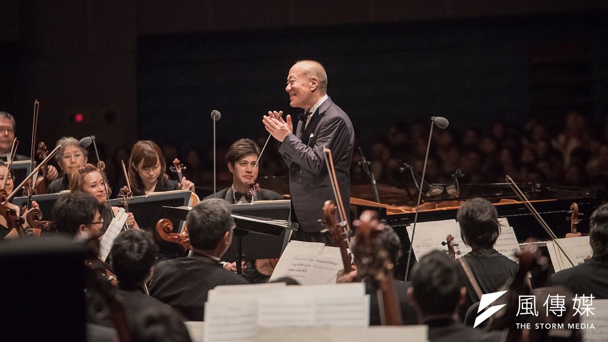 久石讓去年帶領日本愛樂交響樂團於台灣大學體育館演奏,途中卻遭場外垃圾車音樂打斷,曾姓聽眾因而向主辦單位提告求償,遭到士林地院判決敗訴。(資料照,取自大鴻藝術網站) 久石讓去年帶領日本愛樂交響樂團於台灣大學體育館演奏,途中卻遭場外垃圾車音樂打斷,曾姓聽眾因而向主辦單位提告求償,遭到士林地院判決敗訴。(資料照,取自大鴻藝術網站)