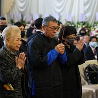 鍾沛君が最近南部へ柯パパの供養に赴き、柯ママの何瑞英(左)との心温まる会話を明かした。(資料写真、民衆党提供) 鍾沛君が最近南部へ柯パパの供養に赴き、柯ママの何瑞英(左)との心温まる会話を明かした。(資料写真、民衆党提供)