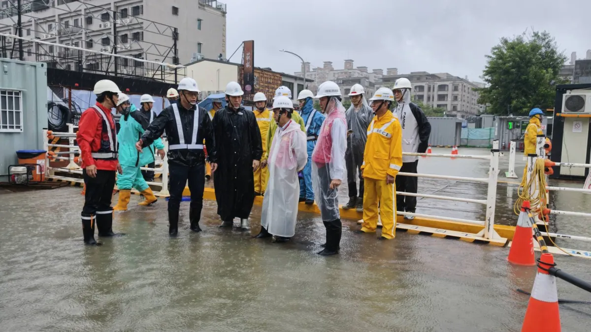 副市長林欽榮率捷運工程局團隊前往捷運黃線YC03標Y16站工區,視察豪雨後防汛整備及工區安全。(圖/高市捷運局提供)