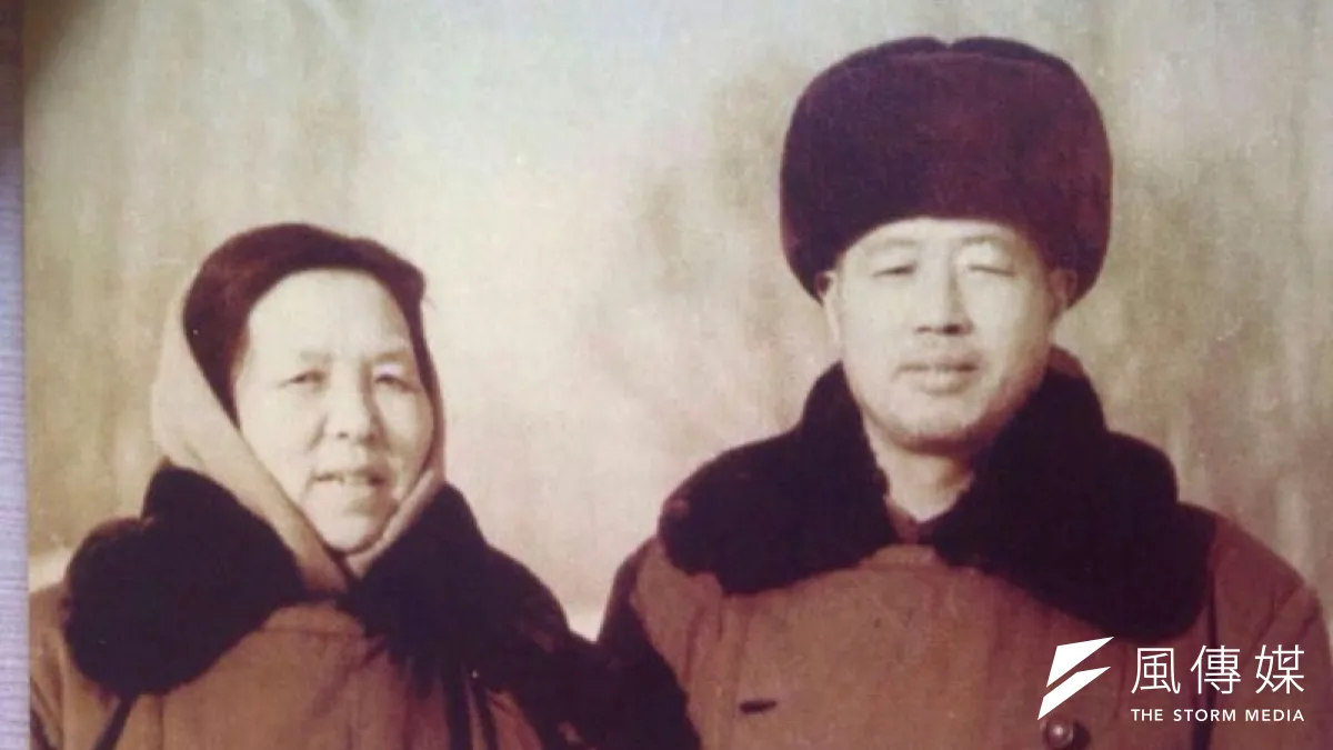 趙紫陽兒女印製的紀念卡:懷念父母。