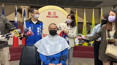 台北市議員羅智強(左)、游淑慧(右)30日上午替議員參選人楊植斗(中)「剃頭」。(取自羅智強臉書直播)