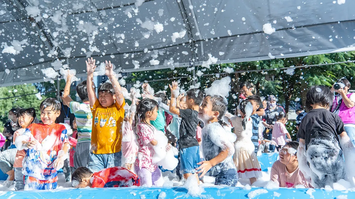 桃園風禾公園舉辦「有愛無礙親子泡泡派對」,現場充滿泡泡,讓大小朋友玩得不亦樂乎。(圖/桃園市政府提供)