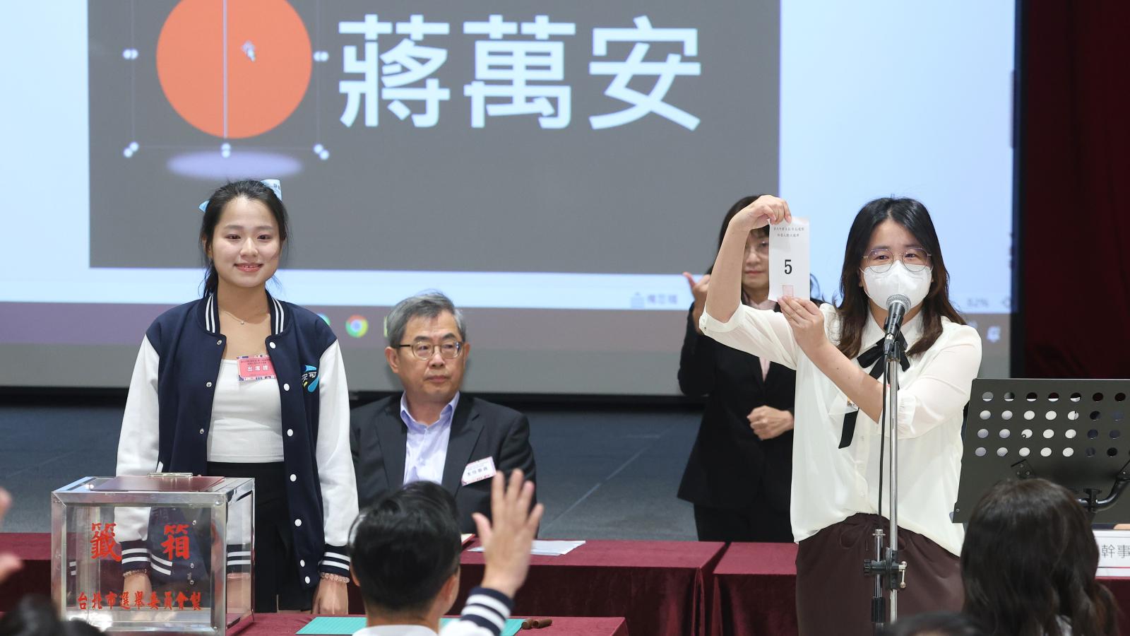 女大生幫蔣萬安代抽號次遭出征 粉專列青鳥黑歷史酸:沈伯洋若敗選功不可沒