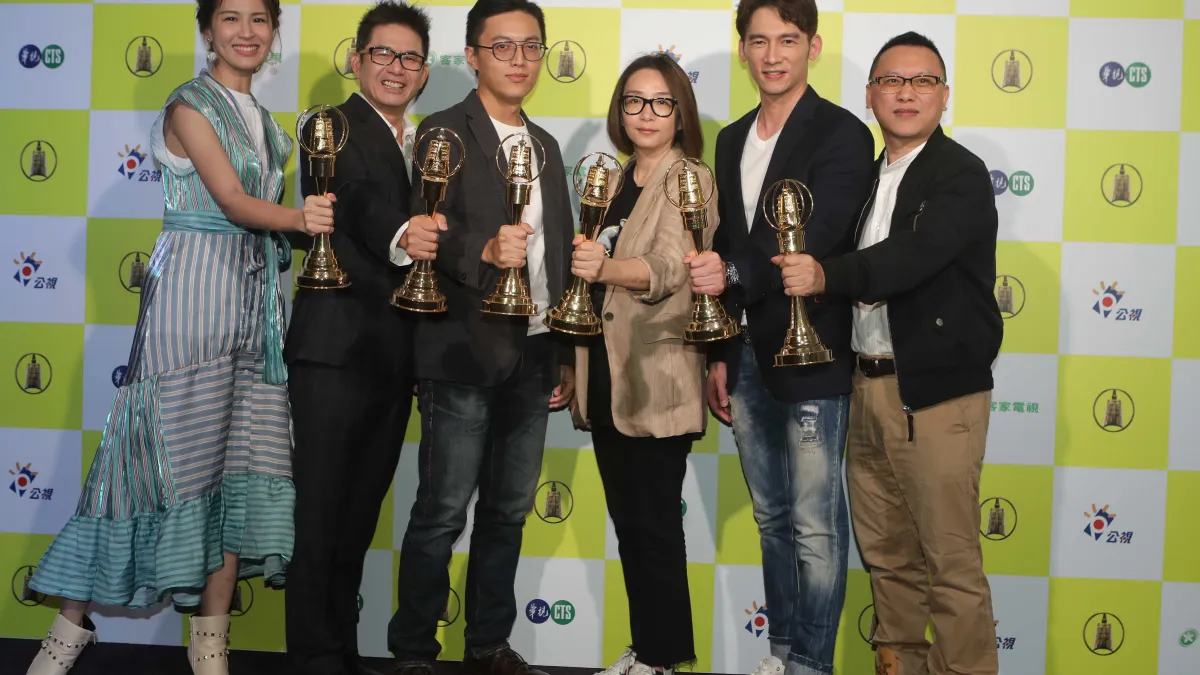 公廣集團24日舉辦金鐘入圍茶會,邀集相關劇組、導演及演員出席。圖為《我們與惡的距離》演員曾佩慈、洪都拉斯、導演林君陽、編劇呂蒔媛、演員溫昇豪、製作人湯昇榮。(公視提供)