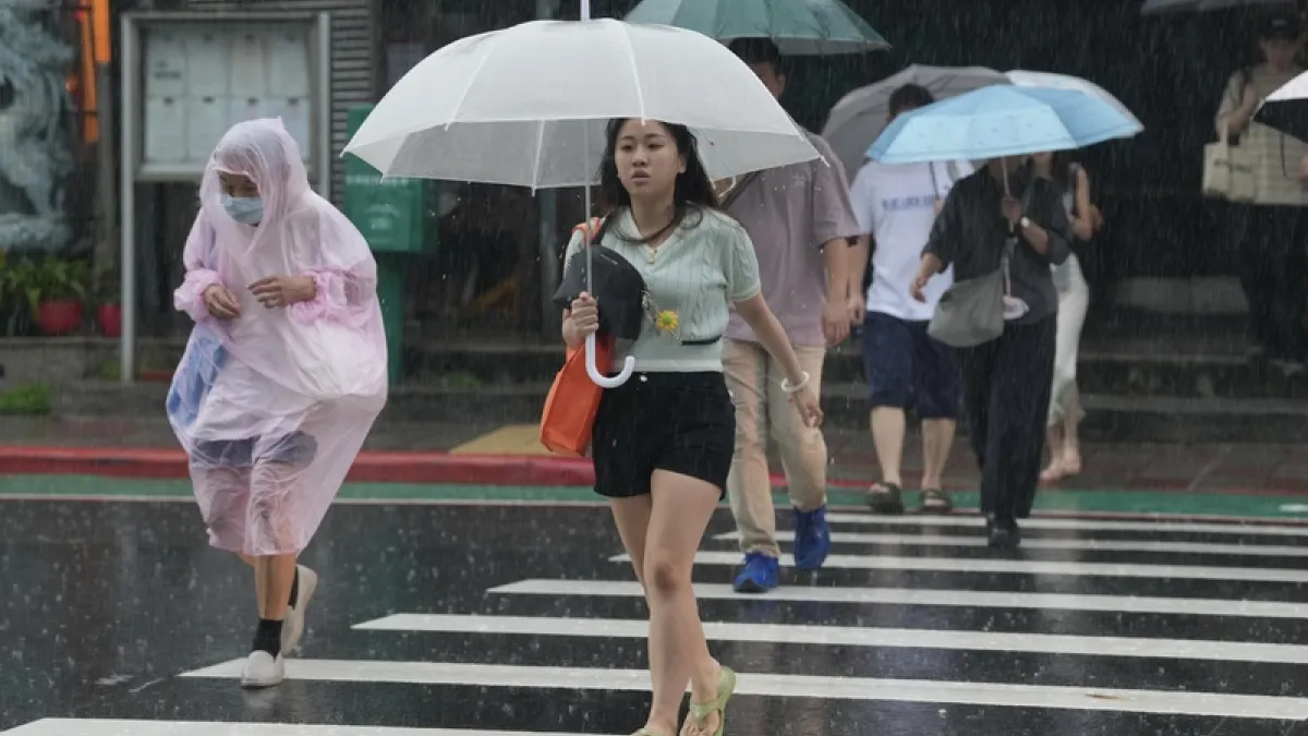 東北季風明起增強!桃園以北與宜蘭防局部大雨,北部高溫跌至28度,週末在日本南方海面不排除有颱風「杜鵑」生成。(圖/中央社)