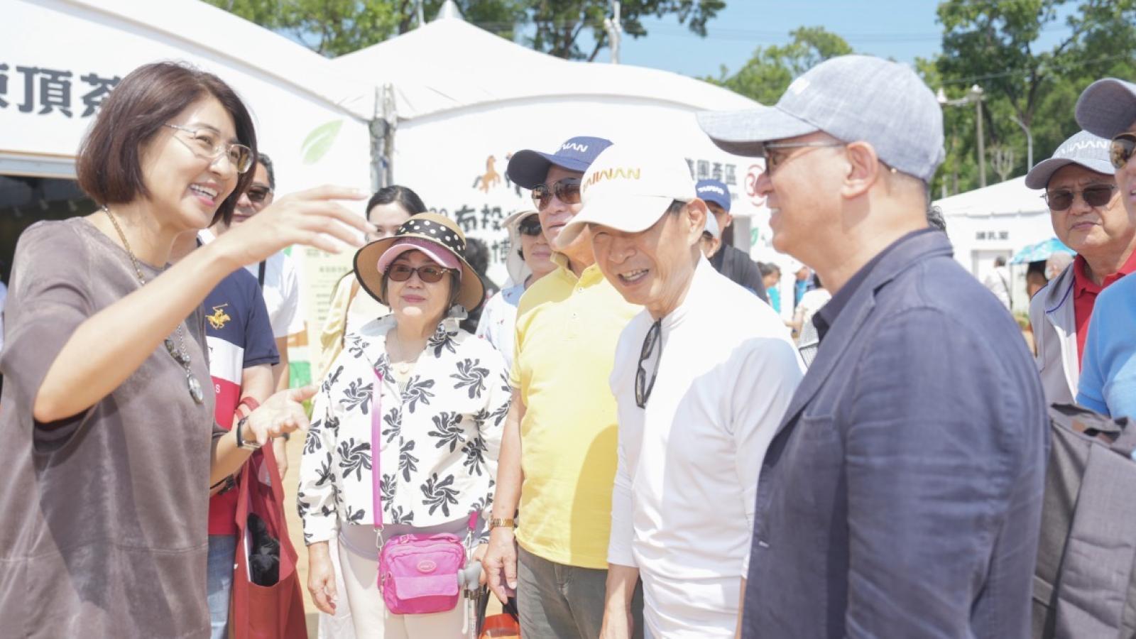 港澳踩線團乘「台灣好行」暢遊南投 逛茶博巧遇許淑華大讚南投好茶