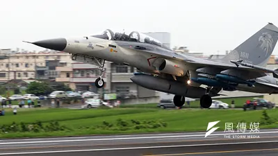 一架空軍IDF戰機今(11)日下午因發生機械故障,在清泉崗基地迫降。示意圖,與新聞個案無關。(資料照,蘇仲泓攝)