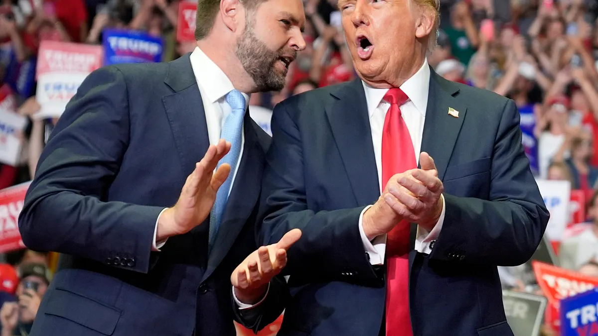 2024年7月20日。共和黨總統候選人川普和副手范斯在密西根州的造勢活動上。(美聯社)