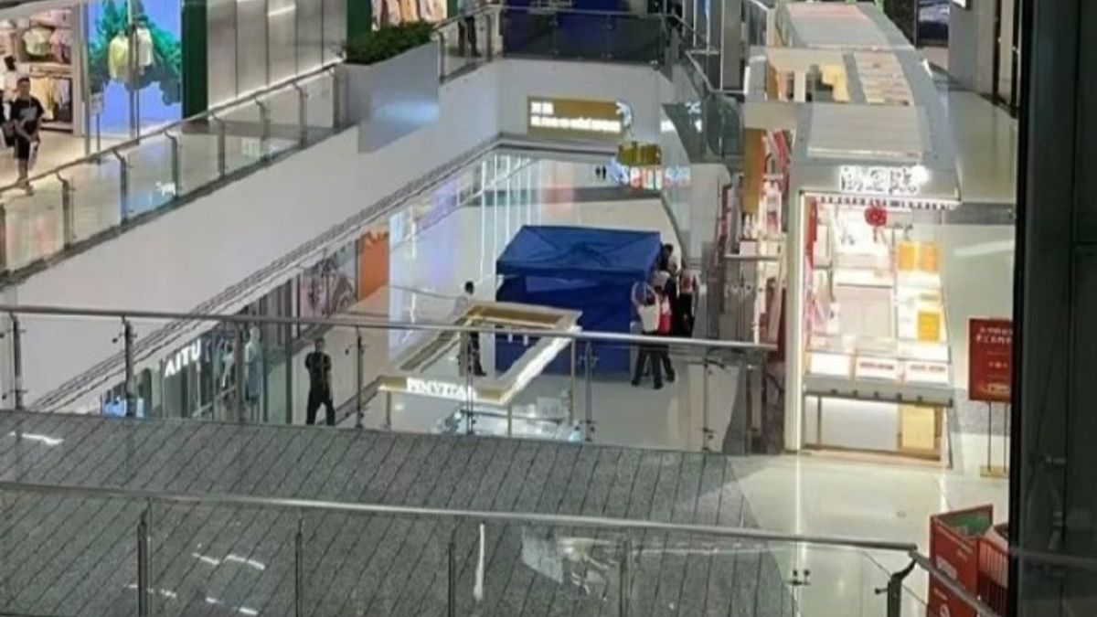 中國廣州市天河區正佳廣場15日下午發生一起墜樓事件。(圖/翻攝自微博) 中國廣州市天河區正佳廣場15日下午發生一起墜樓事件。(圖/翻攝自微博)