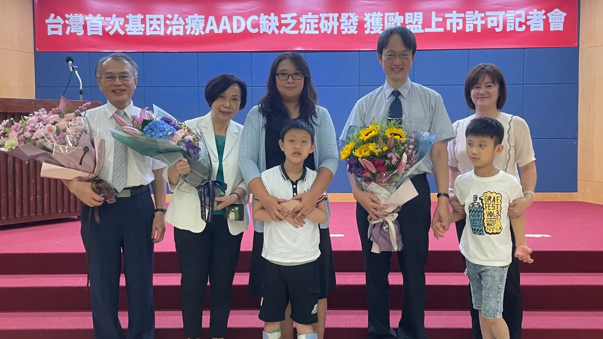 台大基因醫學部主任胡務亮(後排右二)帶領醫療團隊研發技轉的AADC基因治療,日前獲歐盟上市許可,成為台灣之光;但並不代表國內每名AADC病友都能受惠。(罕病基金會提供)