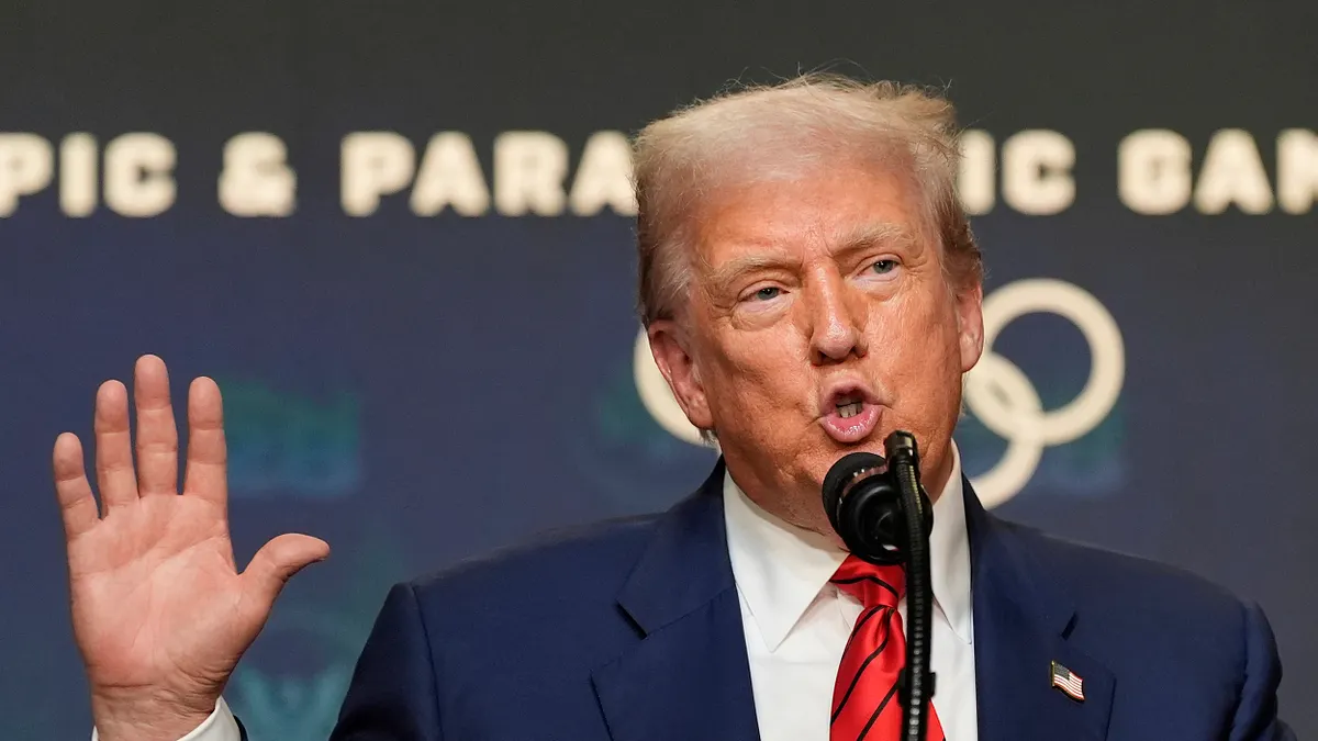 トランプ氏は、半導体を含む輸入品に100%の関税を課す意向を示したが、米国に生産ラインを持つ企業には免除されると発表した。(写真/AP通信提供) トランプ氏は、半導体を含む輸入品に100%の関税を課す意向を示したが、米国に生産ラインを持つ企業には免除されると発表した。(写真/AP通信提供)