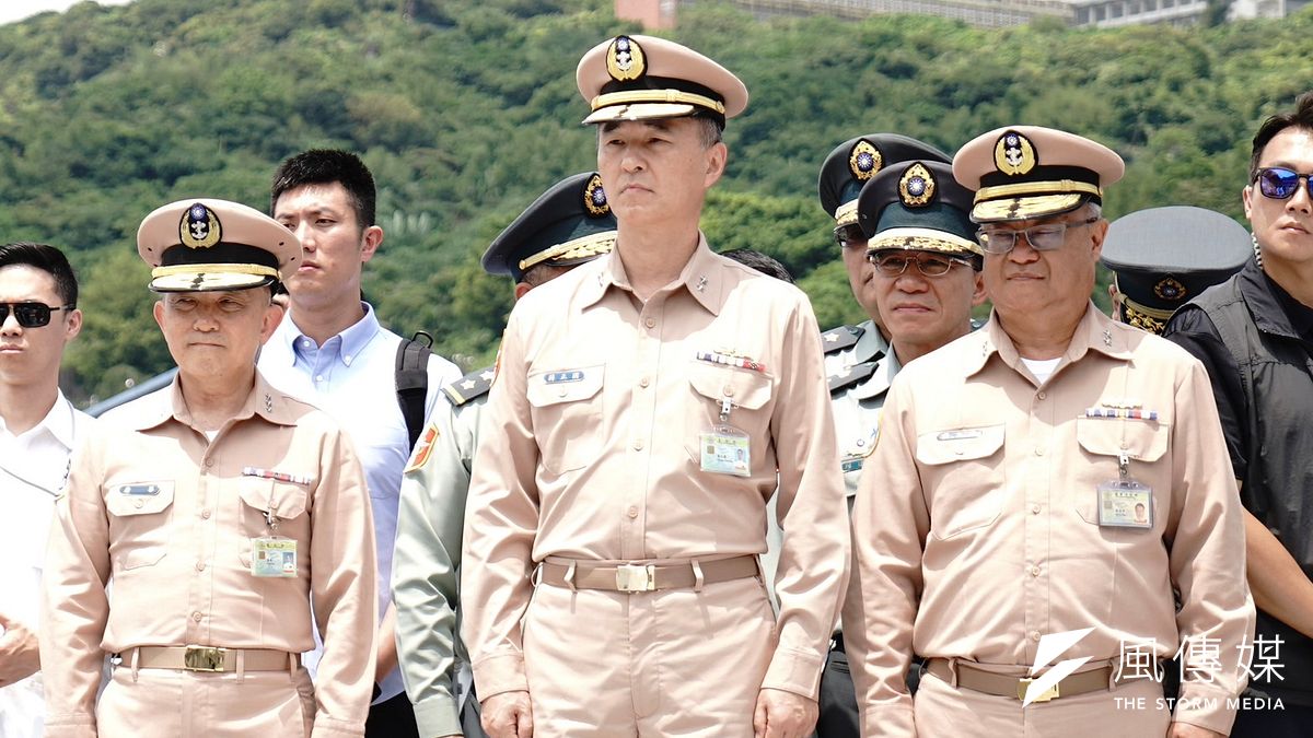 海軍副參謀總長蔣正國(中)接棒海軍司令,輪替唐華的「唐蟒蛇」(左)時代。(資料照,張曜麟攝) 海軍副參謀總長蔣正國(中)接棒海軍司令,輪替唐華的「唐蟒蛇」(左)時代。(資料照,張曜麟攝)