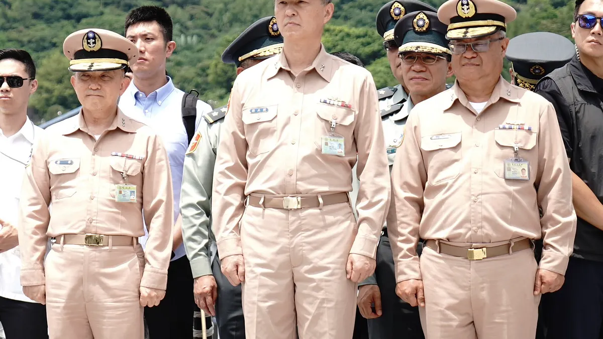 海軍副參謀總長蔣正國(中)接棒海軍司令,輪替唐華的「唐蟒蛇」(左)時代。(資料照,張曜麟攝) 海軍副參謀總長蔣正國(中)接棒海軍司令,輪替唐華的「唐蟒蛇」(左)時代。(資料照,張曜麟攝)