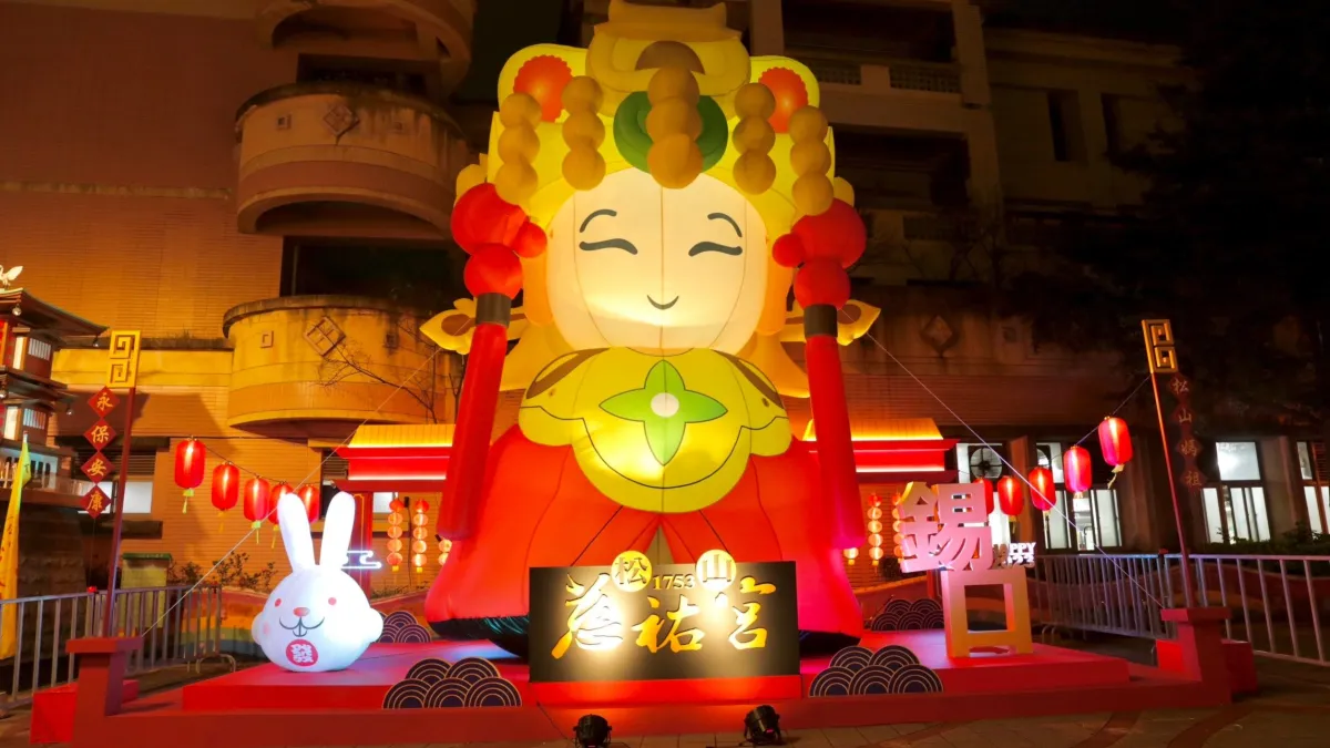 2023台灣燈會結合傳統信仰,與北市各大寺廟串聯,讓民眾走春拜拜時,還能賞燈同樂。(圖/臺北市政府民政局提供)