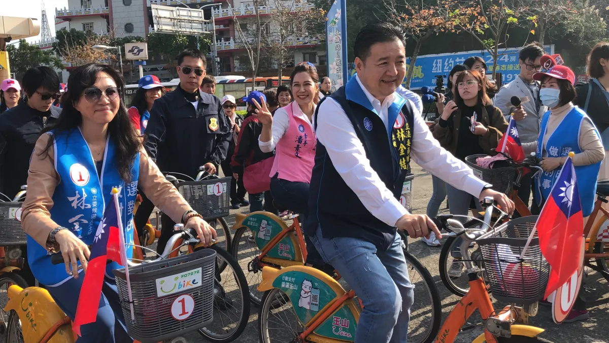 國民黨總統候選人夫人李佳芬今(6)日到土城幫國民黨土城三峽立委候選人林金結助陣,兩人透過騎ubike的庶民方式來掃街拜票。 (圖/國民黨土城三峽立委候選人林金結辦公室提供)