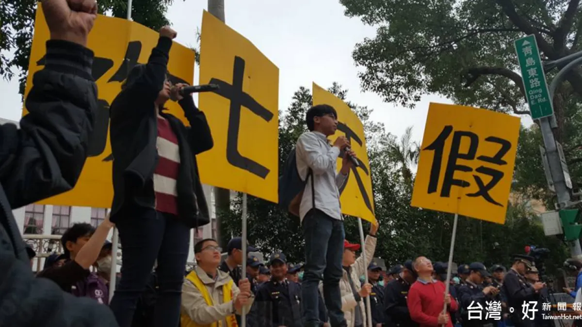 勞基法修法爆衝突! 柯建銘慘遭勞團潑水、痛毆