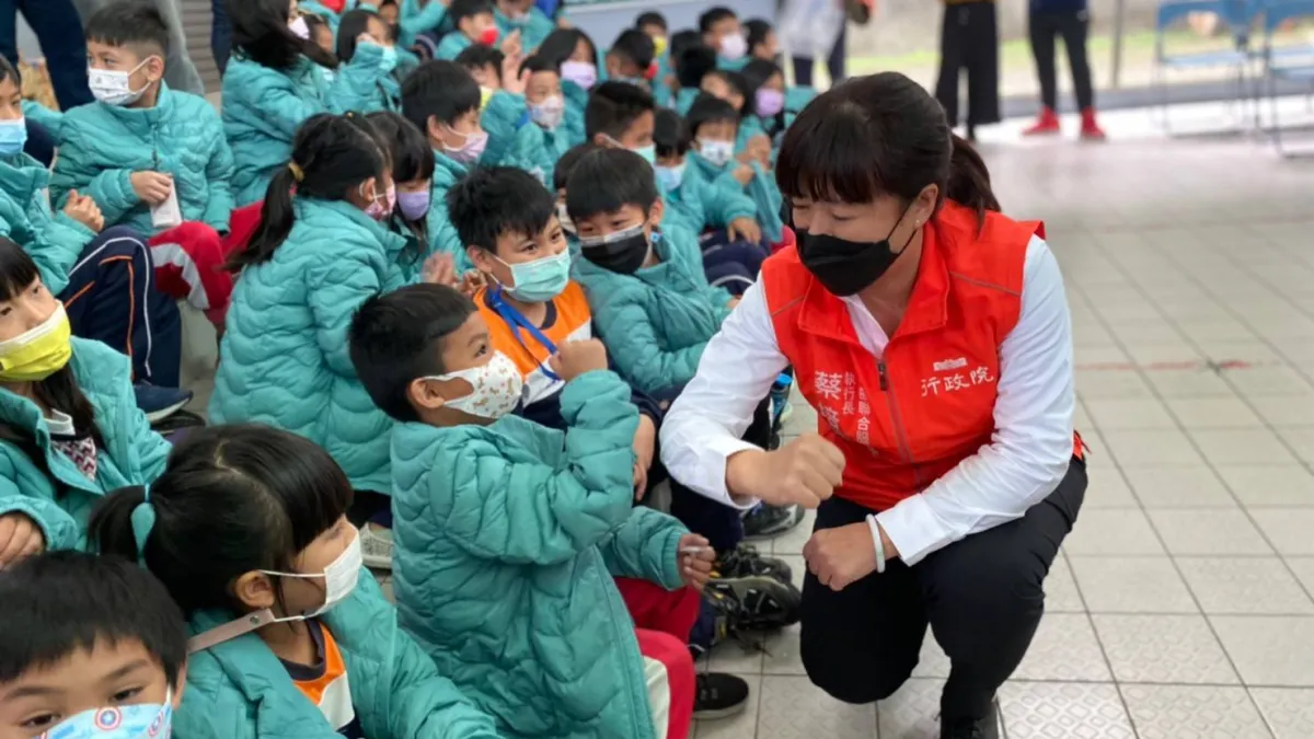 行政院中部聯合服務中心蔡培慧執行長今(17)日上午至仁愛鄉互助國小舉辦公益活動,聯合南投當地企業贈送禦寒外套給學生跟弱勢家庭送暖捐贈的保暖羽絨衣及保暖棉被。(圖/行政院中部聯合服務中心)