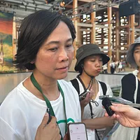 文化部のプロデュースによる《We TAIWAN》文化プロジェクトの一環として、台湾の国旗を背景に堂々と上演された《島の聲:廟前の感謝の舞台》が、大阪・関西万博で初披露された。(写真/黃信維撮影) 文化部のプロデュースによる《We TAIWAN》文化プロジェクトの一環として、台湾の国旗を背景に堂々と上演された《島の聲:廟前の感謝の舞台》が、大阪・関西万博で初披露された。(写真/黃信維撮影)